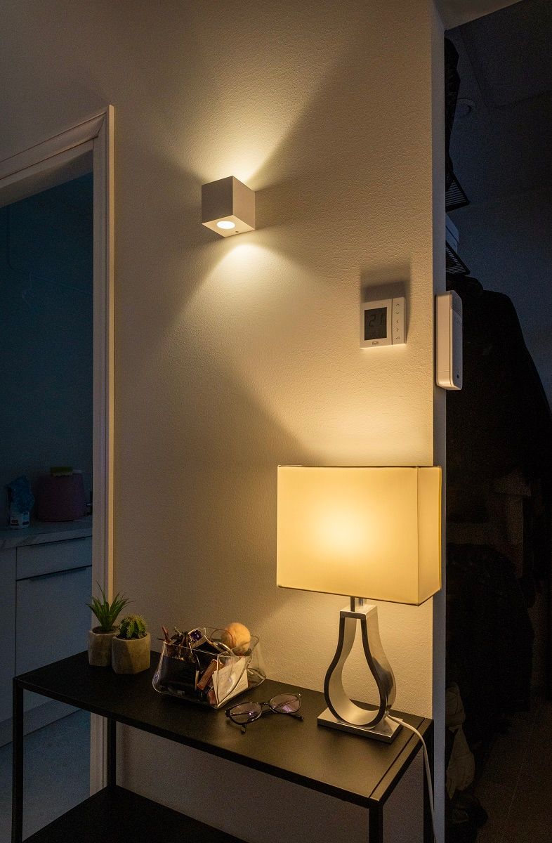 Lampada da parete CUBIC 2 e lampada da tavolo IKEA.